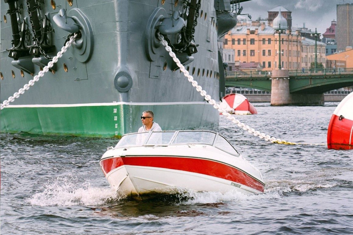 Катер «Стинг 185 (Stingray 185)» выходит в Неву — аренда с нашим капитаном