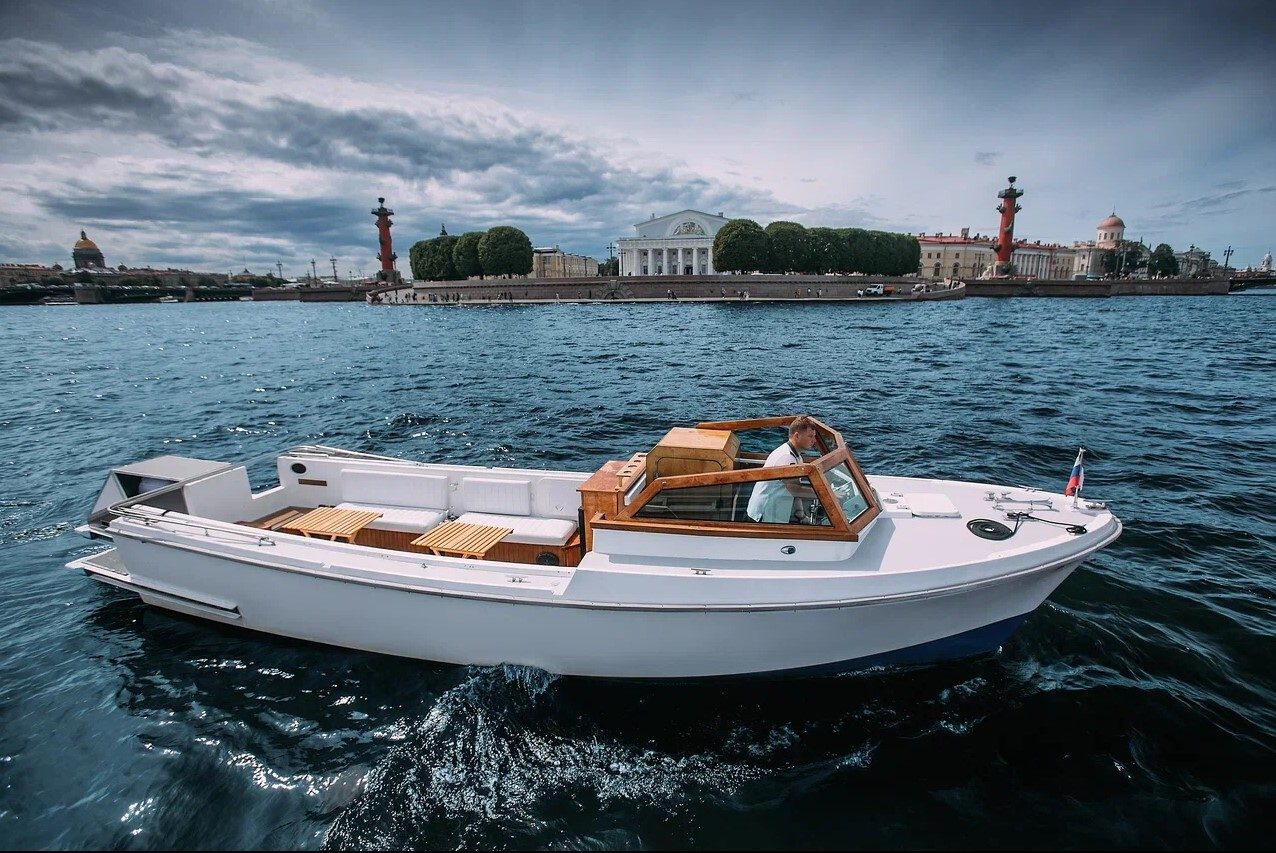 Посадка гостей на катер «Магеллан» — причал в центре Петербурга