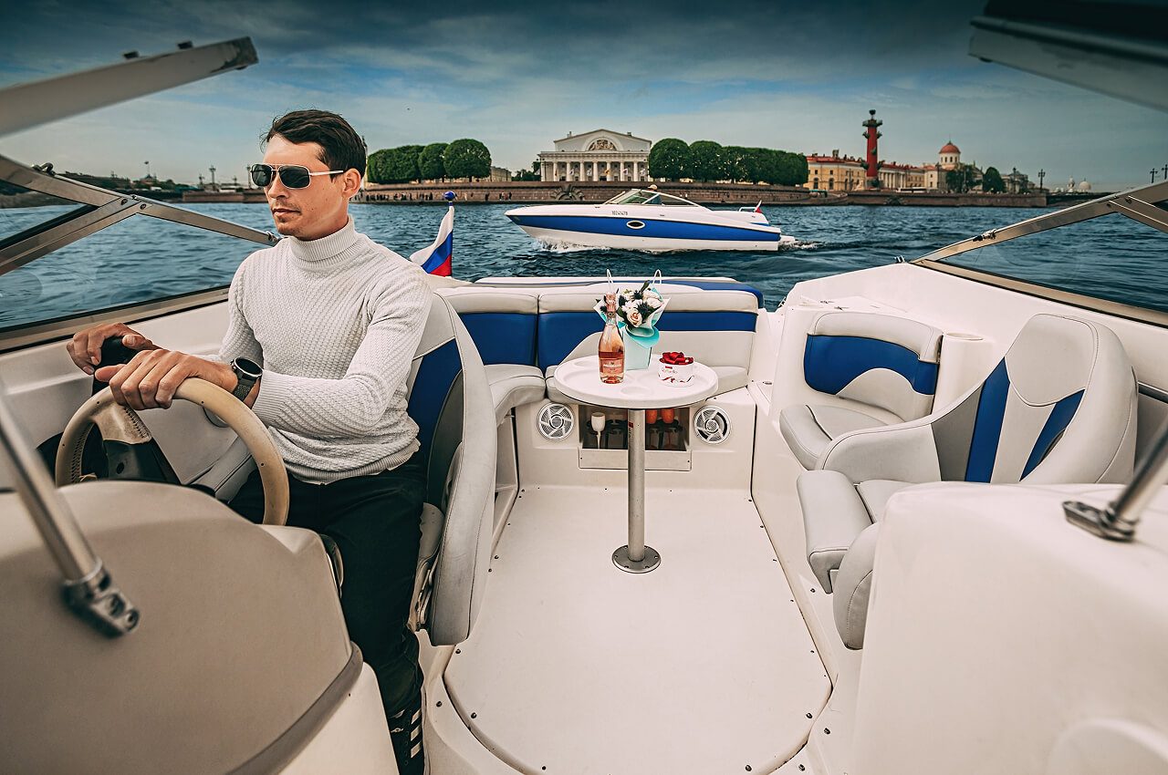 Катер «Ринкер» под разводными мостами Петербурга