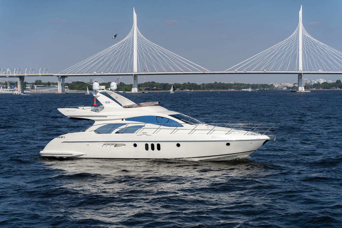 Посадка гостей на яхту «Азимут 55 / Azimut 55» — причал в центре Петербурга — фото 16