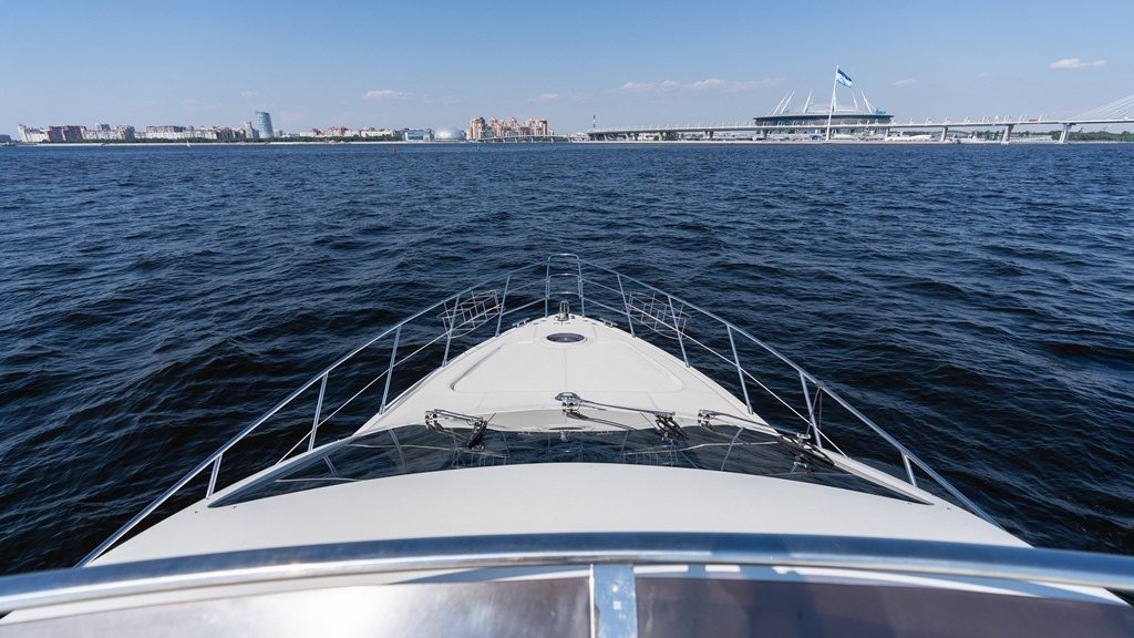 Яхта «Азимут 55 / Azimut 55» выходит в Неву — аренда с нашим капитаном