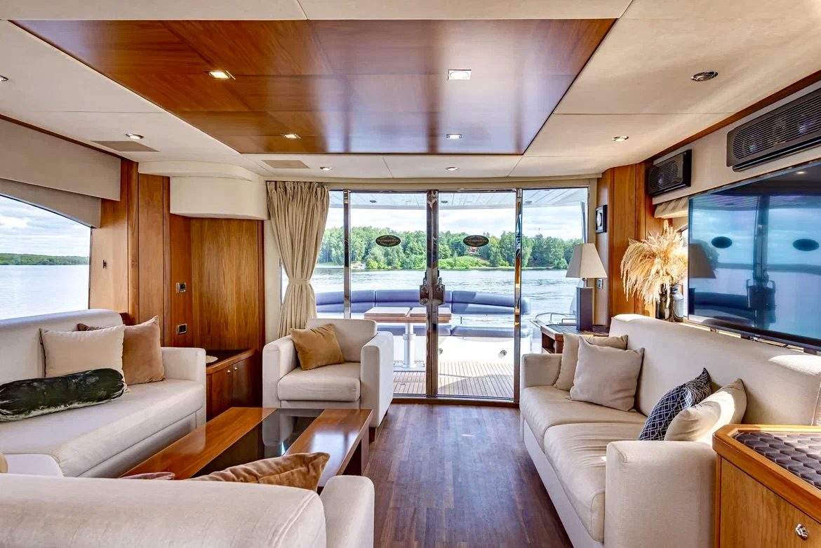 Яхта «Sunseeker Pallada 70» выходит в Неву — аренда с нашим капитаном