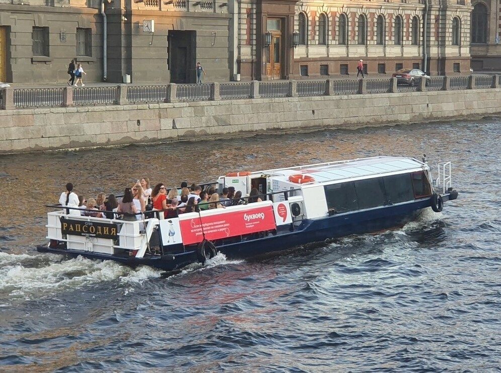 Теплоход «Рапсодия» под разводными мостами Петербурга