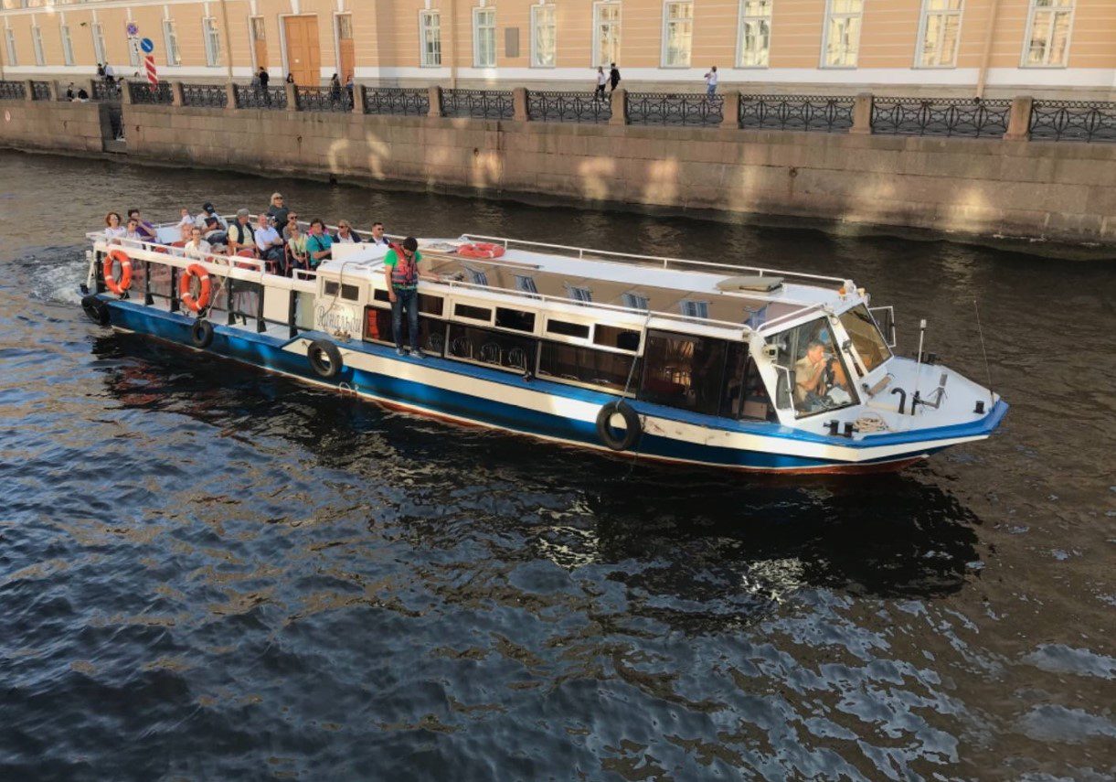 Посадка гостей на теплоход «Ринальди» — причал в центре Петербурга