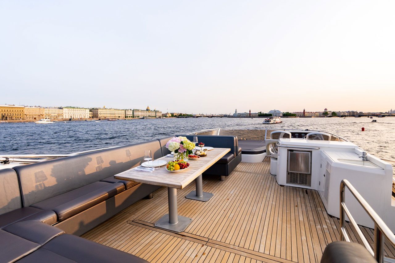 Посадка гостей на яхту «Sunseeker Pallada 70» — причал в центре Петербурга
