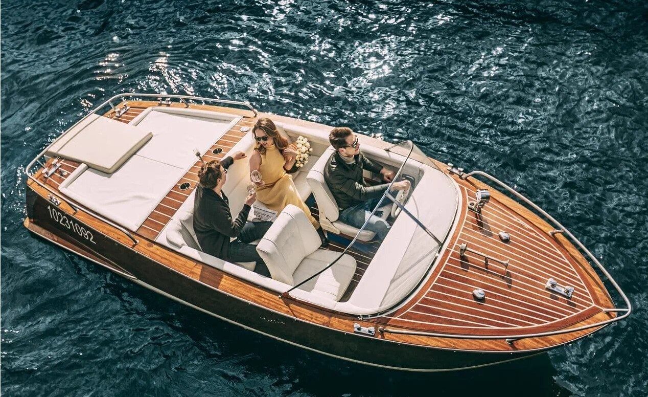 Катер «Рива (Riva)» под разводными мостами Петербурга