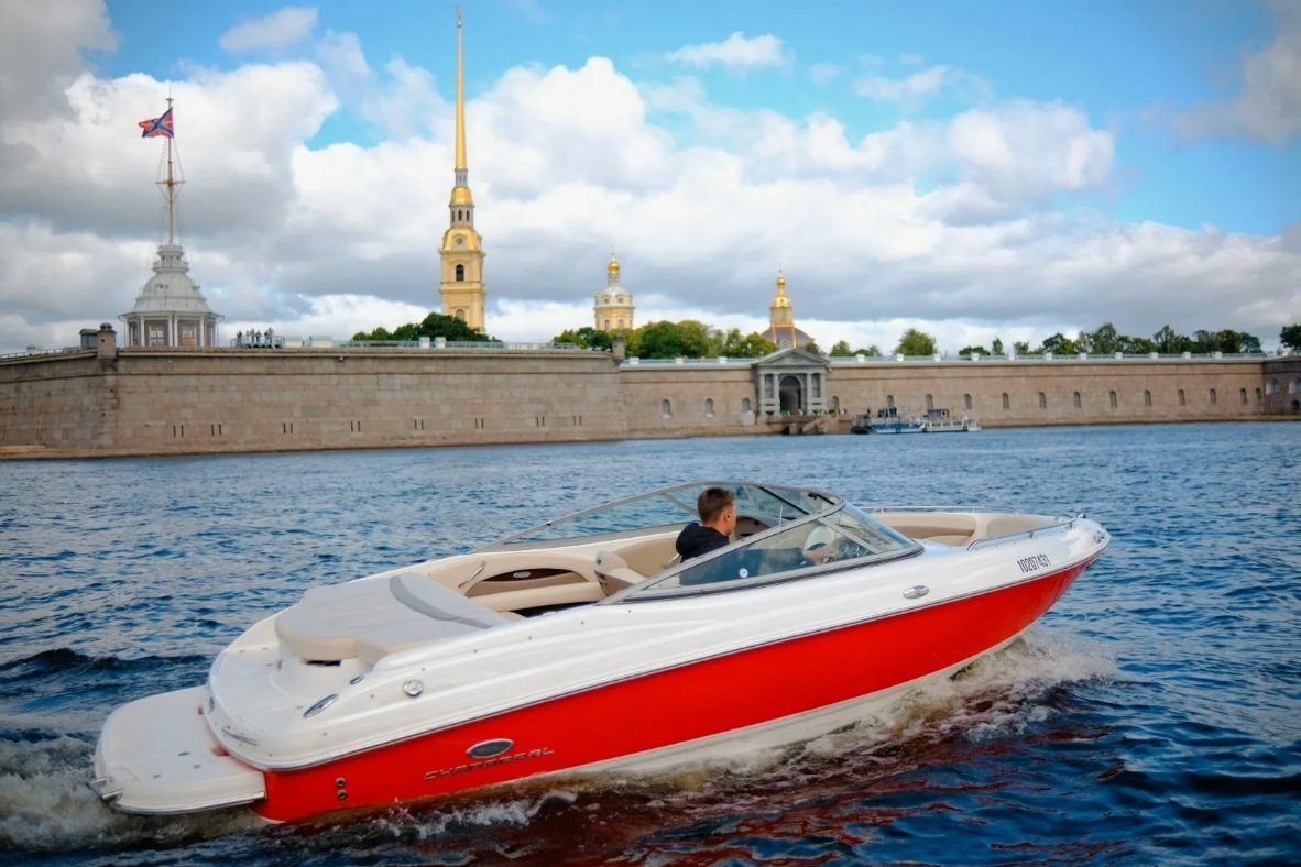 Катер «Бурлеск» — салон и оснащение, аренда напрямую — фото 15