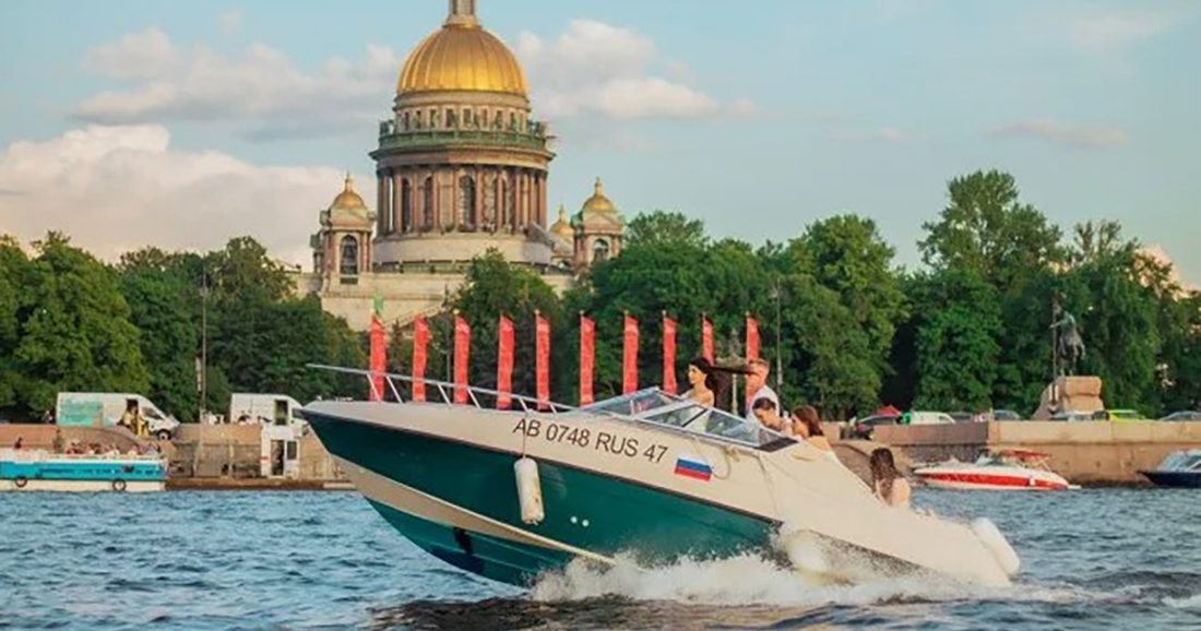 Наш катер «Катюша» у собственного причала в Санкт-Петербурге