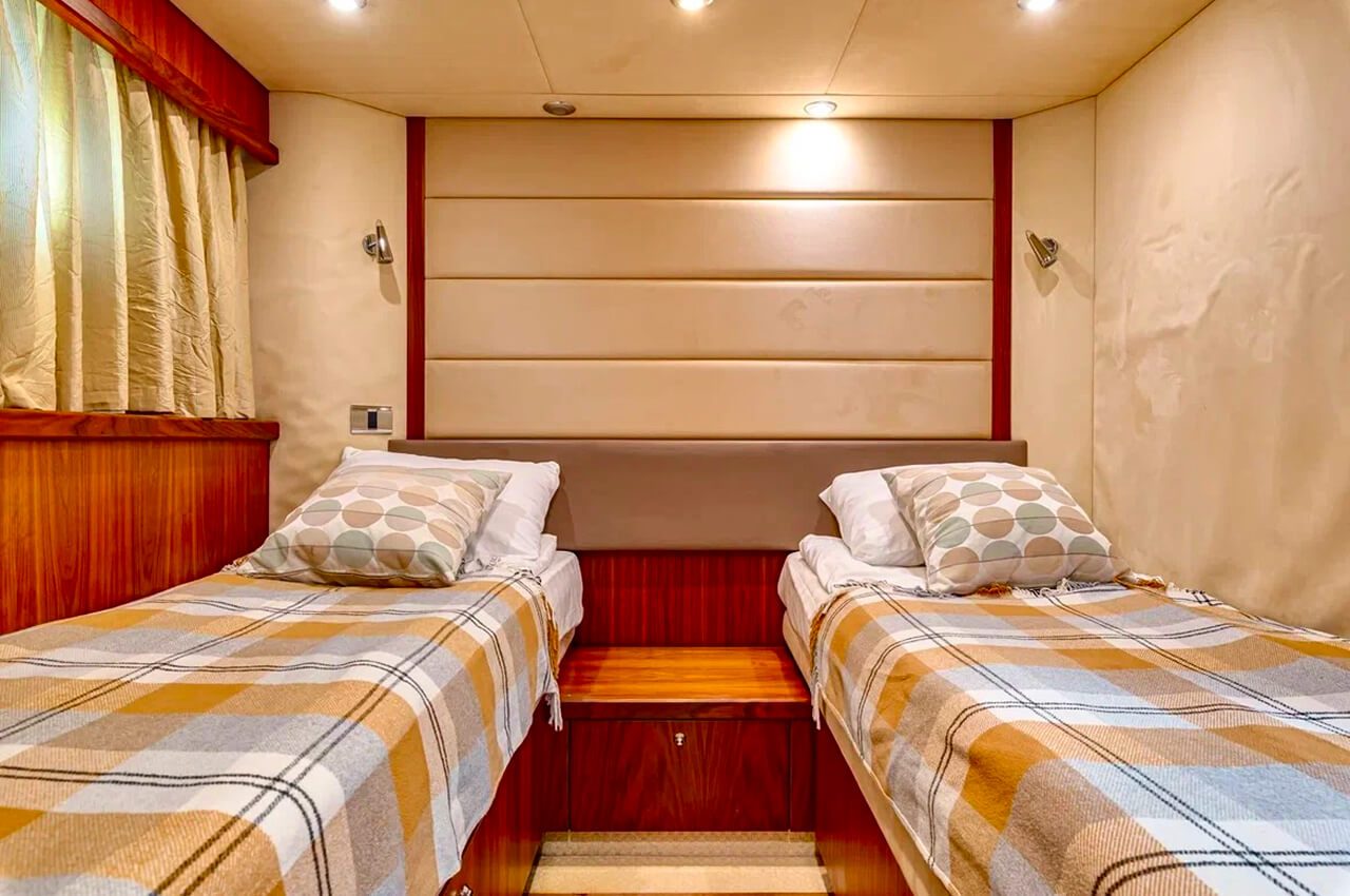 Яхта «Sunseeker Pallada 70» — салон и оснащение, аренда напрямую — фото 15