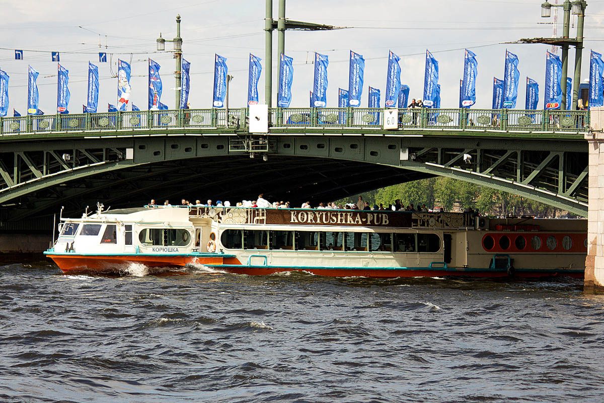 Теплоход «Корюшка» под разводными мостами Петербурга