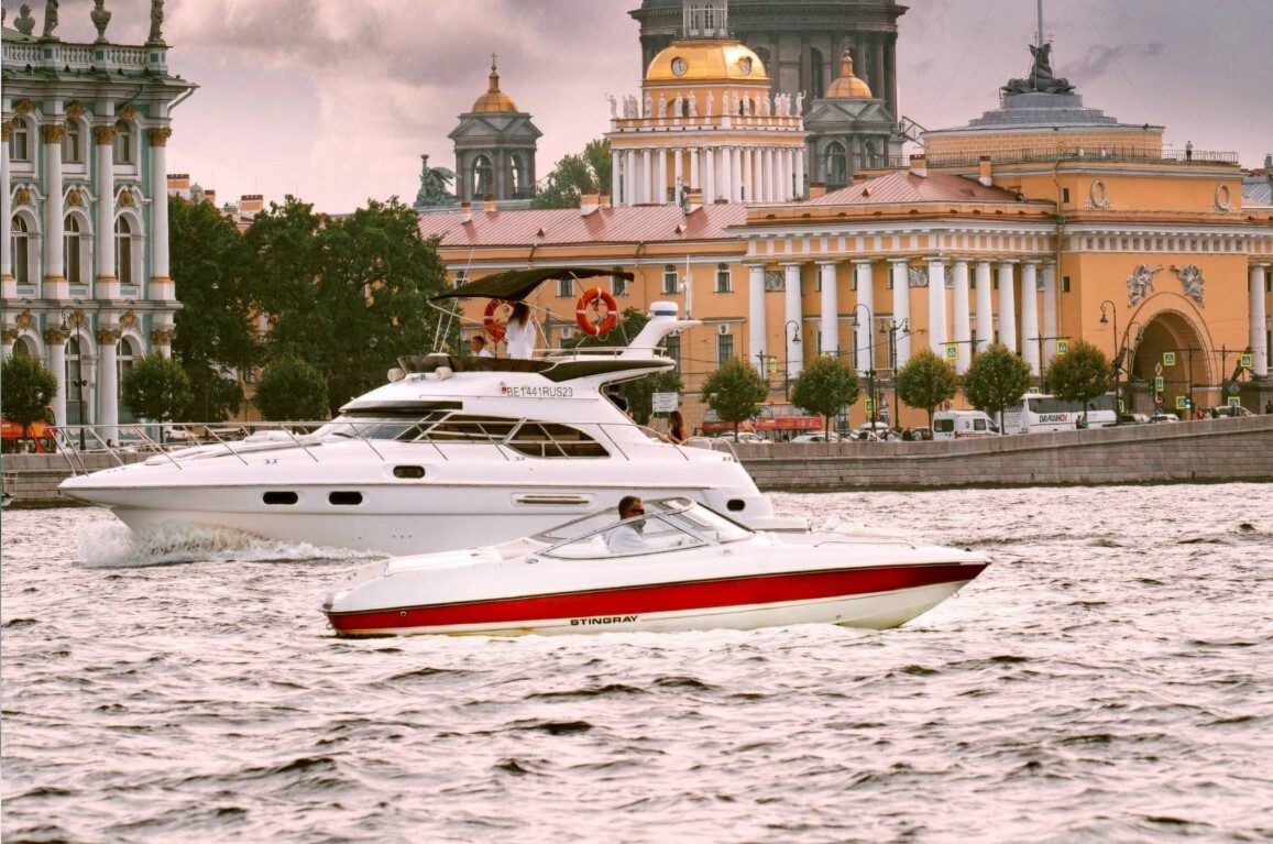 Катер «Стинг 185 (Stingray 185)» вечером у набережной — бронирование напрямую