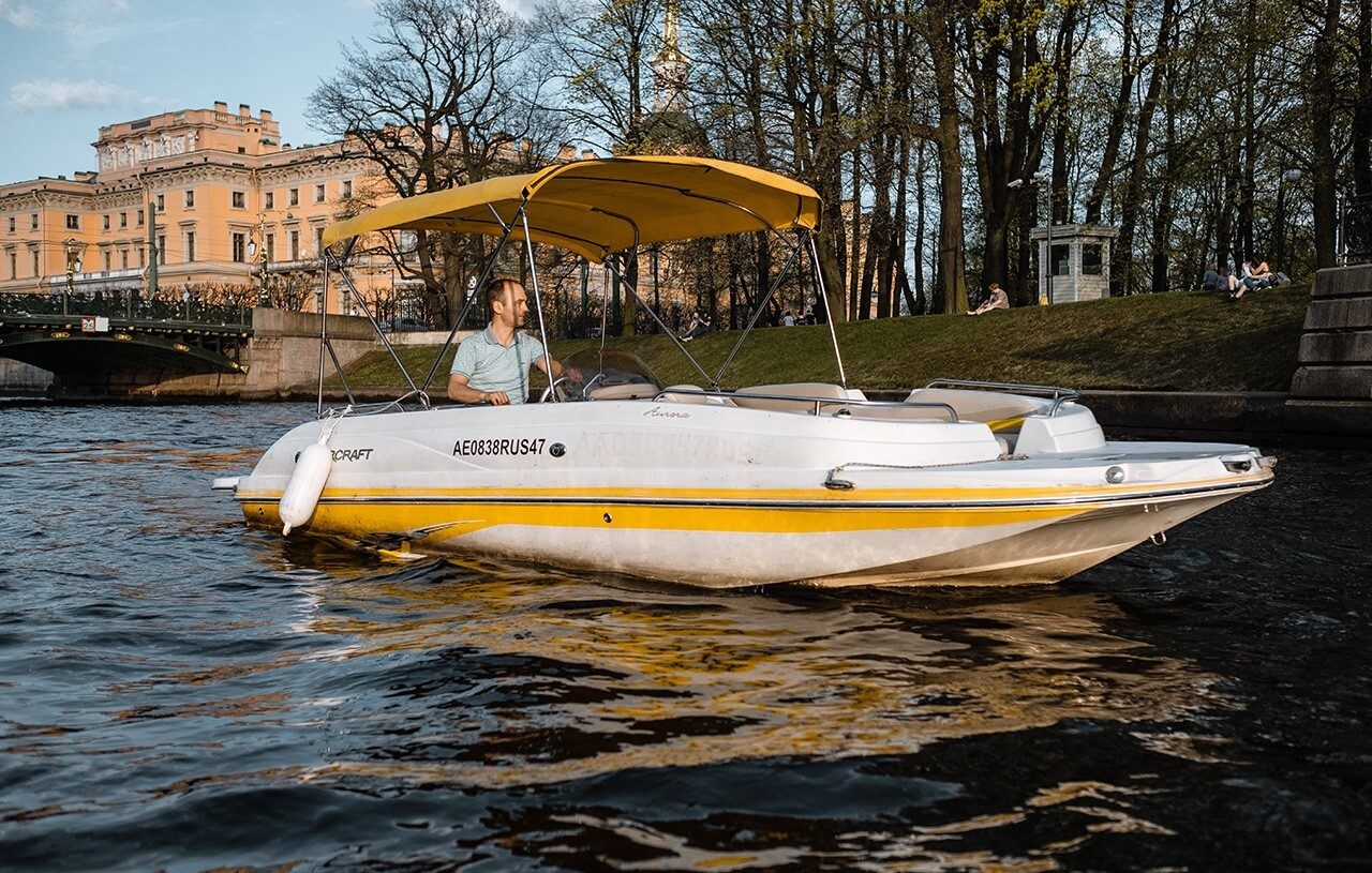 Катер «Аврора» на маршруте по рекам и каналам