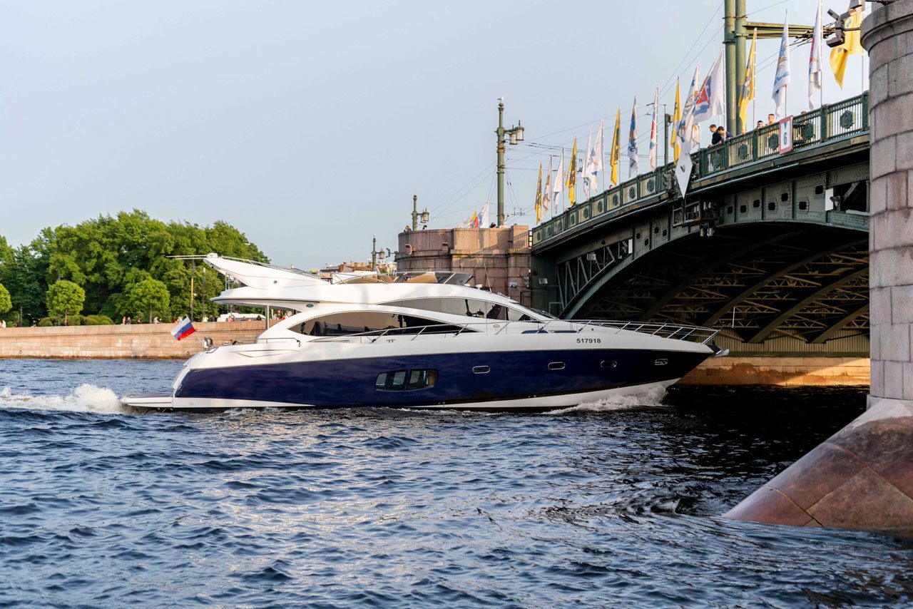 Посадка гостей на яхту «Sunseeker Pallada 70» — причал в центре Петербурга — фото 16
