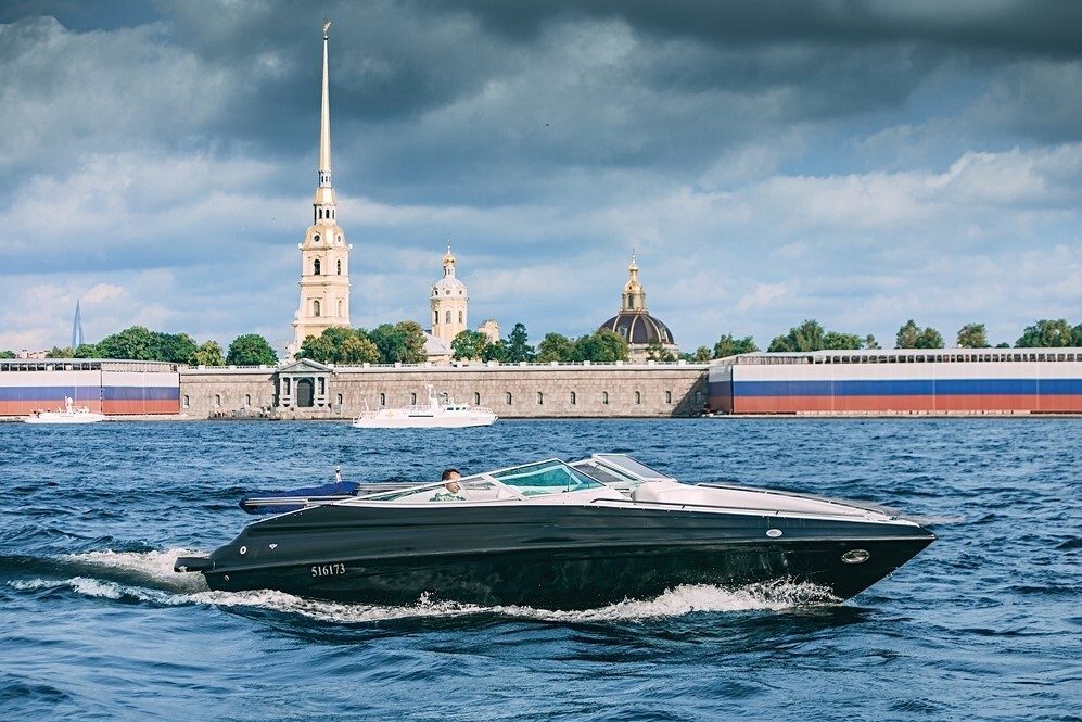 Посадка гостей на катер «Шериф» — причал в центре Петербурга — фото 16