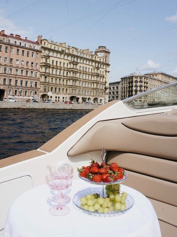 Посадка гостей на катер «Сиа рей / Sea Ray» — причал в центре Петербурга — фото 16