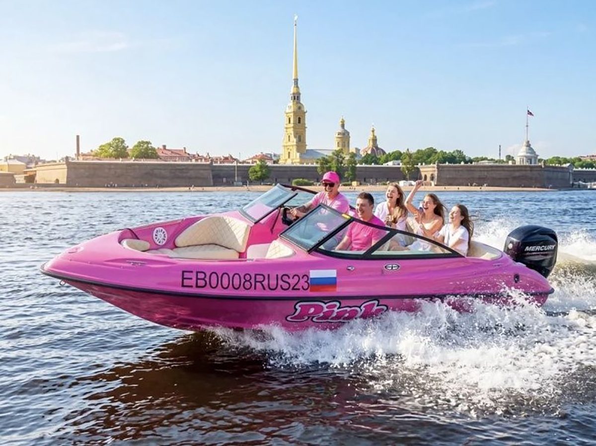 Наш катер «Пинк / Pink» у собственного причала в Санкт-Петербурге