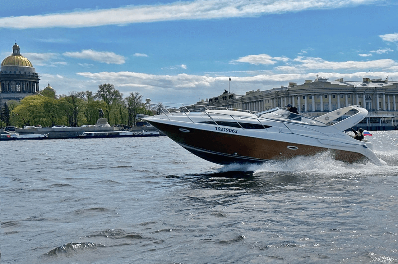 Посадка гостей на катер «Мерлок» — причал в центре Петербурга