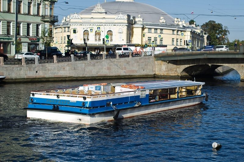 Посадка гостей на теплоход «Государь» — причал в центре Петербурга — фото 16