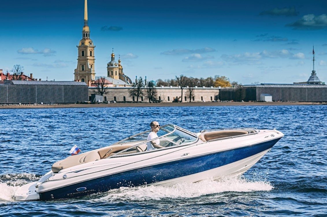 Катер «Кейптаун» выходит в Неву — аренда с нашим капитаном